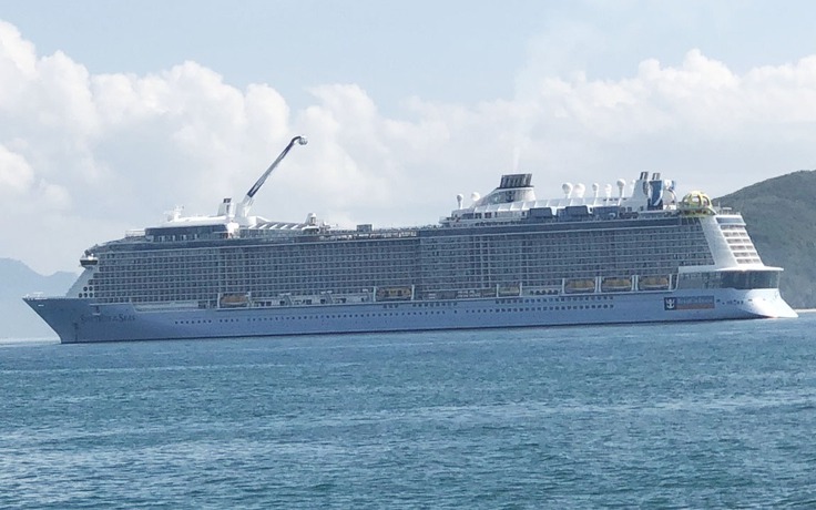 Siêu du thuyền lớn nhất châu Á chở theo 4.000 khách đến Nha Trang