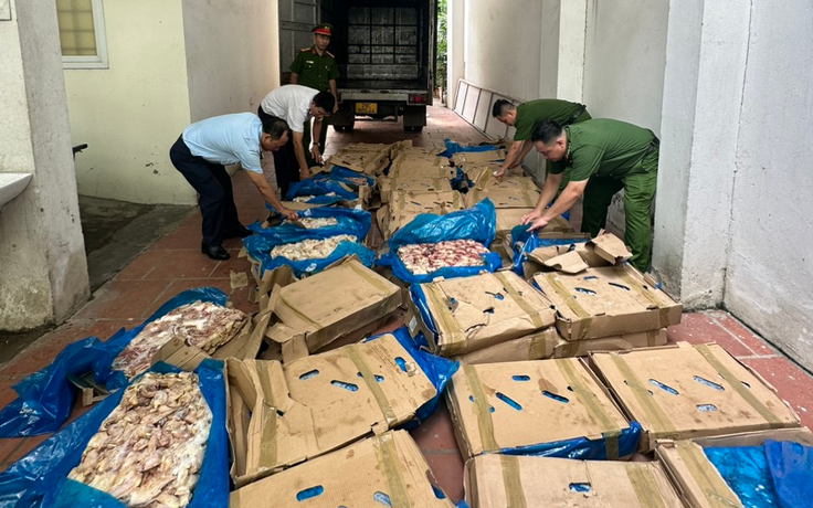 Bắt hơn 2,5 tấn chân giò, trứng non, cánh gà nghi nhập lậu tuồn vào thị trường Bắt hơn 2,5 tấn chân giò, trứng non, cánh gà nghi nhập lậu tuồn vào thị trường