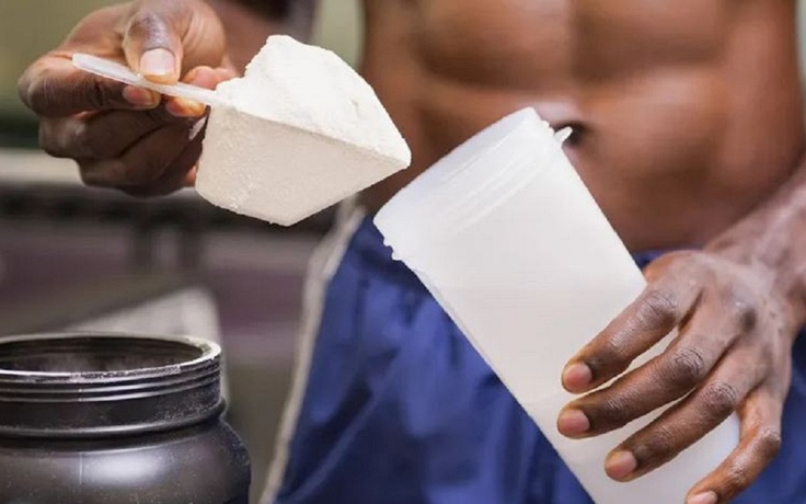 Uống sữa bổ sung protein thay bữa ăn, có sao không?