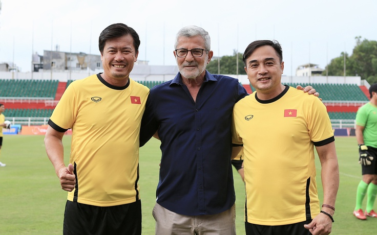 HLV Calisto rạng rỡ, thế hệ vàng bóng đá Việt Nam hội ngộ ở sân Thống Nhất