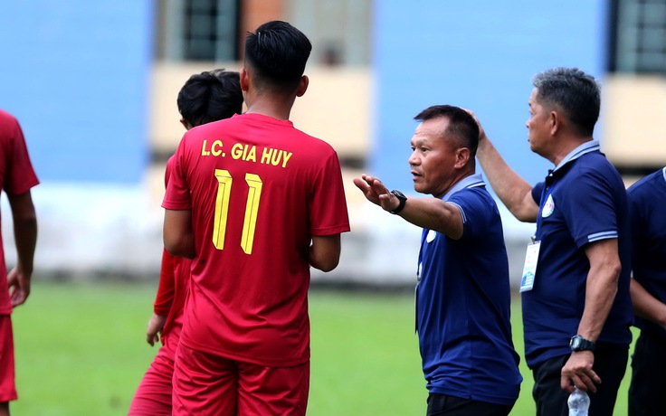 ‘Maradona Việt Nam’ cầm quân lần đầu tại vòng chung kết U.21: Truân chuyên Lư Đình Tuấn