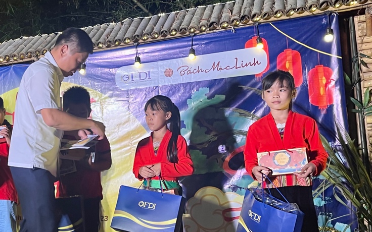 Tết Trung thu cùng các trẻ em dân tộc Mường Tết Trung thu cùng các trẻ em dân tộc Mường