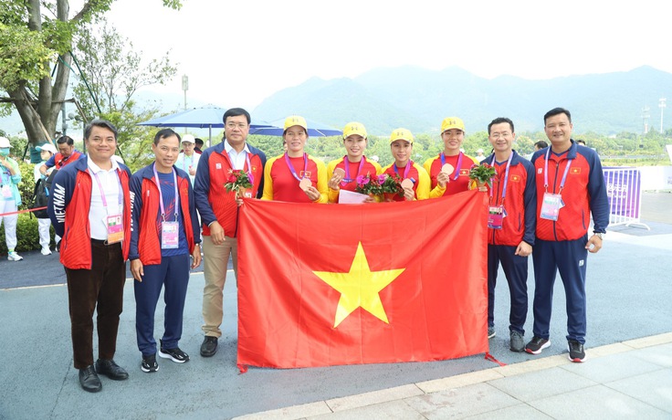 Trưởng đoàn thể thao Việt Nam thưởng nóng cho 4 cô gái giành HCĐ ASIAD 19