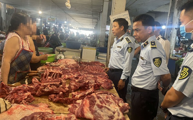 Kinh hoàng tiểu thương gom heo chết, trữ hàng tấn thịt thối ở chợ Đồng Quang