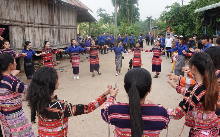 Đoàn viên, thanh niên Việt Nam - Lào giao lưu văn hóa, thể thao