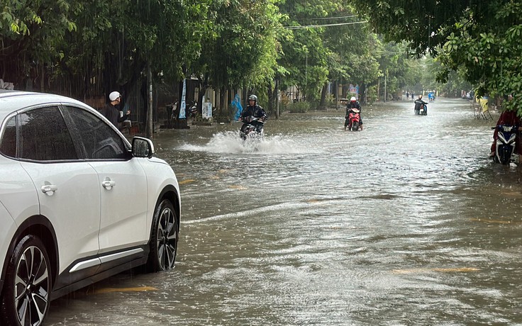 Quảng Trị: Hứng đợt mưa lớn nhất từ đầu năm, nhiều tuyến đường tại TP.Đông Hà ngập nặng