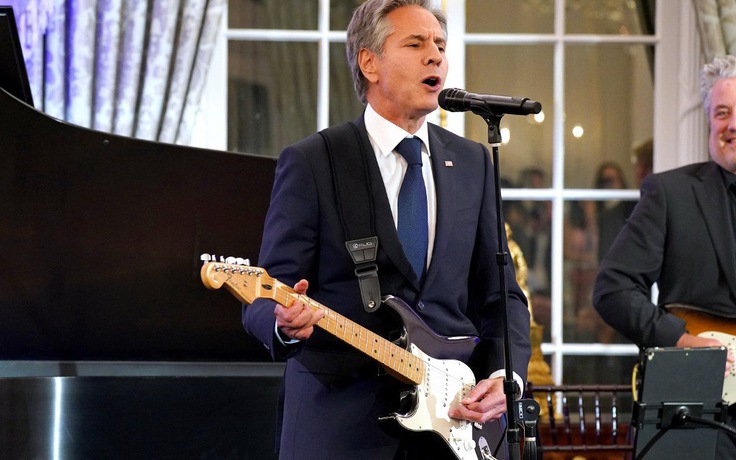 Ngoại trưởng Mỹ ôm đàn biểu diễn, khởi động sáng kiến ‘ngoại giao âm nhạc’