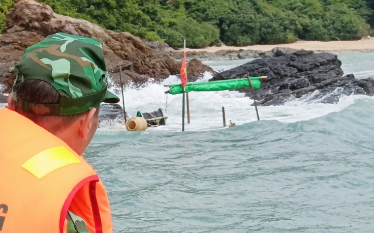 Biên phòng Quảng Ninh cứu 3 ngư dân bị chìm tàu trên vùng biển biên giới