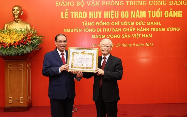Nguyên Tổng Bí thư Nông Đức Mạnh nhận Huy hiệu 60 năm tuổi Đảng
