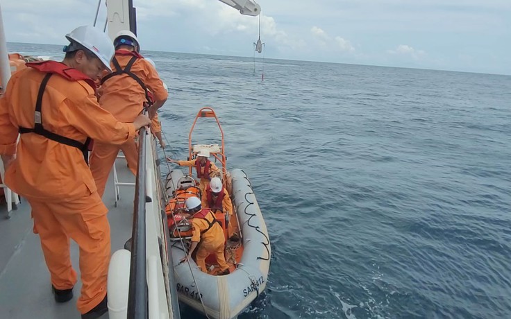 Tàu cứu nạn Việt Nam cứu thuyền viên tàu quốc tế bị chấn thương sọ não trên biển