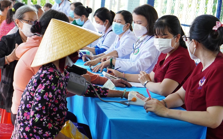 Quảng Ngãi: Khám bệnh, cấp thuốc miễn phí cho 1.000 người có hoàn cảnh khó khăn Quảng Ngãi: Khám bệnh, cấp thuốc miễn phí cho 1.000 người có hoàn cảnh khó khăn