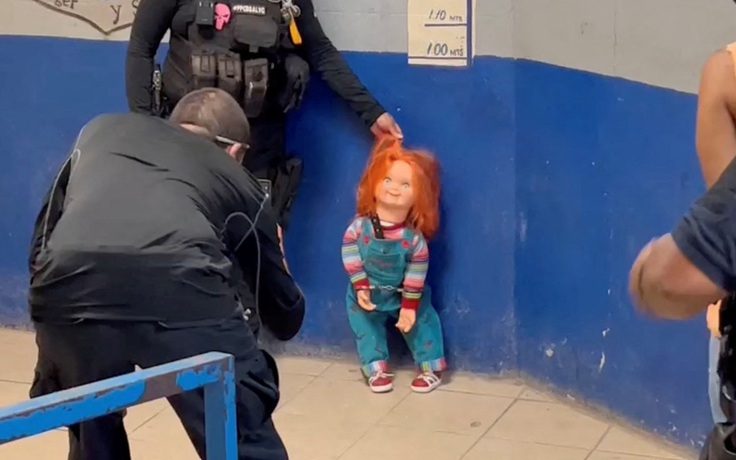 'Búp bê quỷ' Chucky bị bắt giữ, cảnh sát bật cười