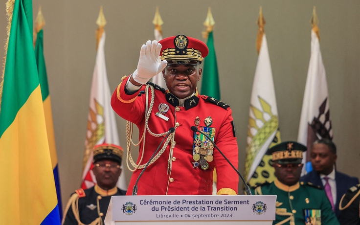 Tướng đảo chính Gabon nhậm chức, hứa tổ chức bầu cử tự do