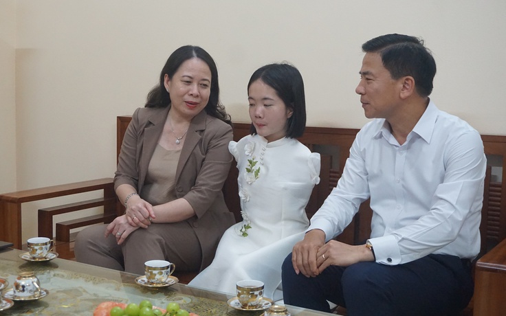 Phó chủ tịch nước Võ Thị Ánh Xuân thăm cô giáo không tay