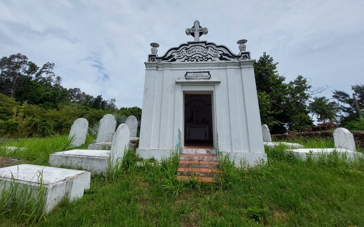 Kỳ lạ 'tháp hài cốt' cùng khu mộ trắng xóa ở bán đảo Sơn Trà