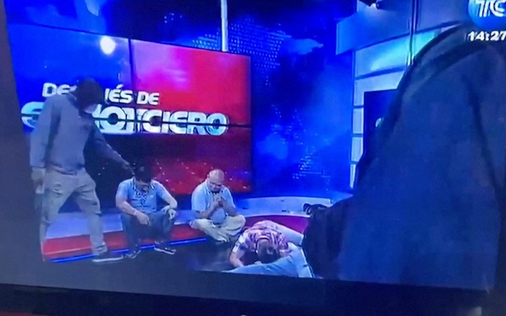 Băng nhóm vũ trang xông vào trường quay, bắt người trên sóng truyền hình Ecuador