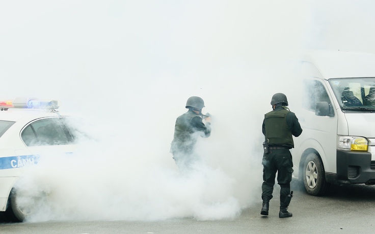 Mãn nhãn Cảnh sát gìn giữ hòa bình trình diễn dẹp bạo loạn, giải cứu con tin