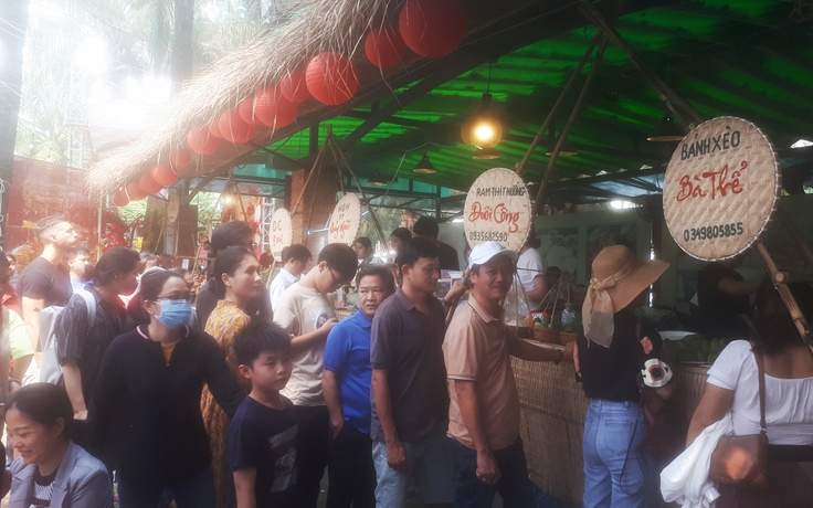 Người dân, khách Tây nườm nượp thưởng thức ẩm thực xứ Quảng tại 'Sắc quê Quảng Ngãi' ngày cuối