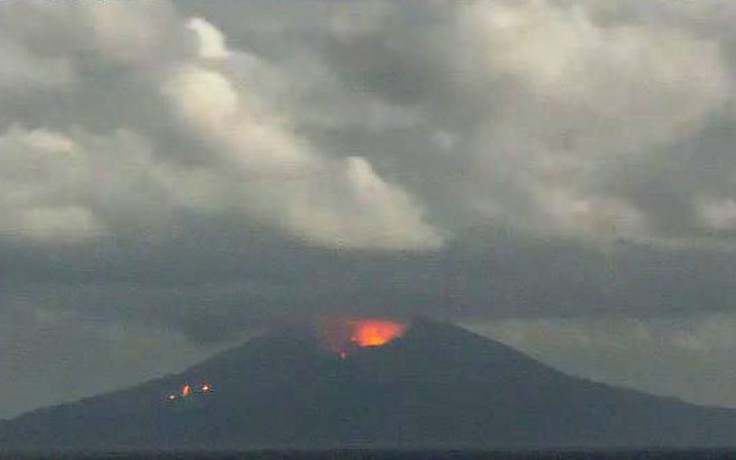 Núi lửa phun trào ở Nhật Bản, giới chức kêu gọi người dân bảo vệ tính mạng