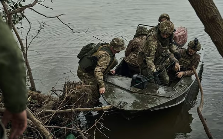 'Thịt giữa bầy sói': Binh sĩ Ukraine kể gì về trận đánh vượt sông ở Kherson?