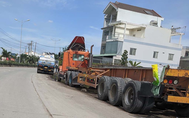 Xe tải, container đậu chiếm lòng đường