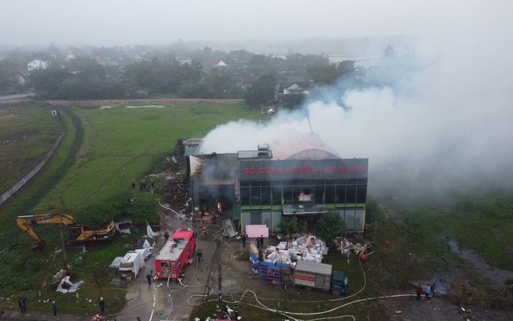 Cháy lớn tại xưởng gỗ công nghiệp ở Hà Tĩnh