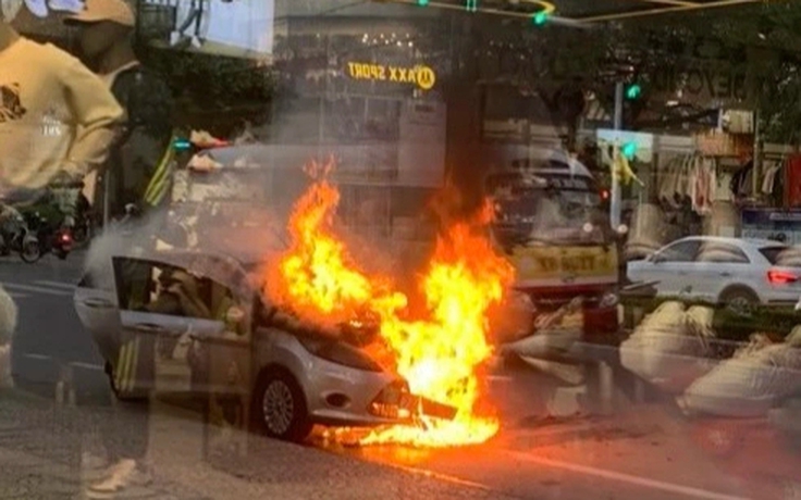 Quảng Bình: Xe ô tô bốc cháy khi đang di chuyển trên đường
