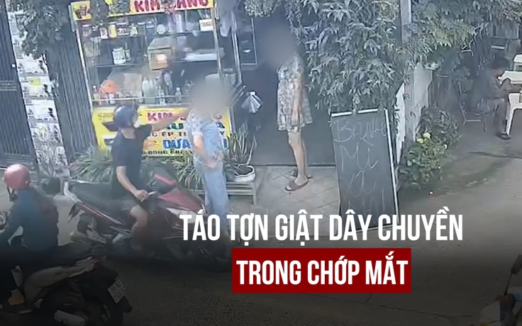 Ra trước nhà dời chậu cây, bị giật dây chuyền trong tích tắc