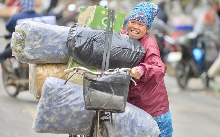 Nhiệt độ Hà Nội xuống thấp kỷ lục từ đầu đông, người dân chật vật mưu sinh