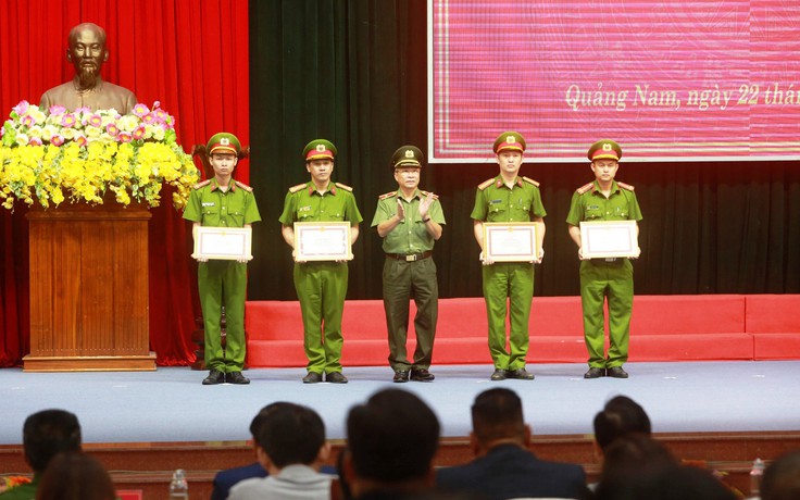 Tặng giấy khen cho người dân cung cấp thông tin giúp công an bắt nghi phạm cướp ngân hàng