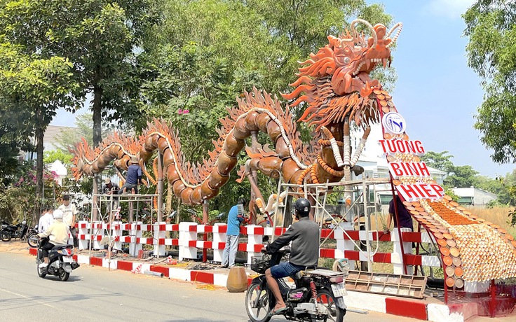 Độc lạ linh vật rồng làm từ lu, gốm sứ, có thể 'phun lửa'