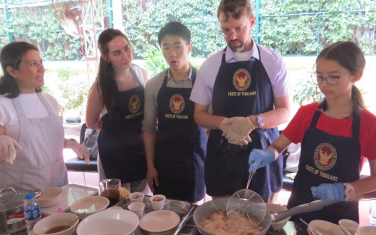 Tổng lãnh sự quán Thái Lan tổ chức chương trình hướng dẫn nấu món ăn Thái