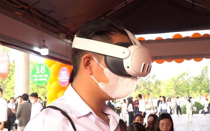 Học sinh trải nghiệm kính thực tế ảo VR, uống trà trong ngày hội Tư vấn mùa thi 2024