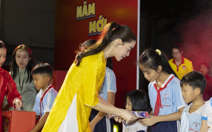 Nghệ sĩ 'Gala nhạc Việt' trao quà tết cho trẻ em nghèo