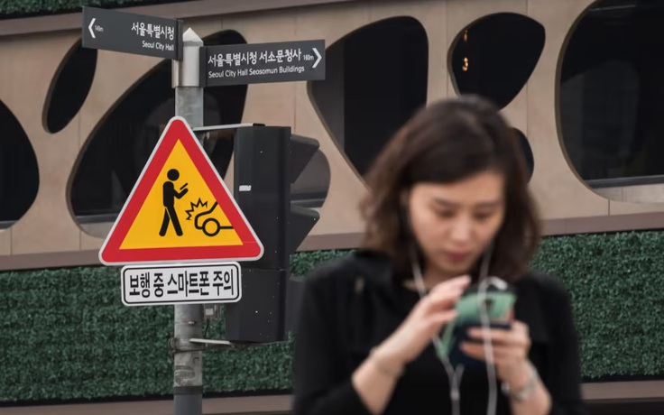 Smartphone thay đổi cách con người đi bộ
