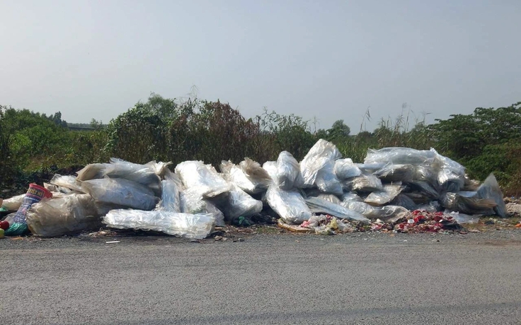 Phạt tài xế xe tải đổ trộm rác thải trên đường ở TP.HCM