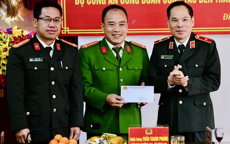 Cục Truyền thông CAND tặng quà 20 chiến sĩ có hoàn cảnh khó khăn ở Điện Biên