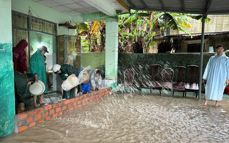 Thiếu cống thoát, nước mưa và bùn đất tràn vào nhà dân