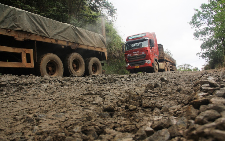 Cận cảnh đường lên cửa khẩu quốc tế ở Quảng Nam bị xe chở quặng 'băm nát'