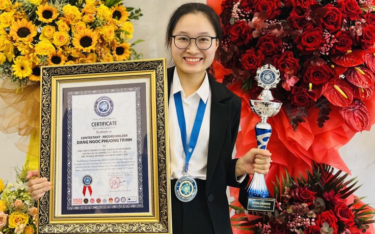 Tuyển thủ Việt Nam Đặng Ngọc Phương Trinh 'khoe' chứng nhận kỷ lục thế giới