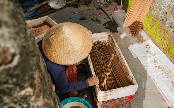 Làng hương cuối năm lại lắc lắc cái hộp, kiếm tiền tiêu tết