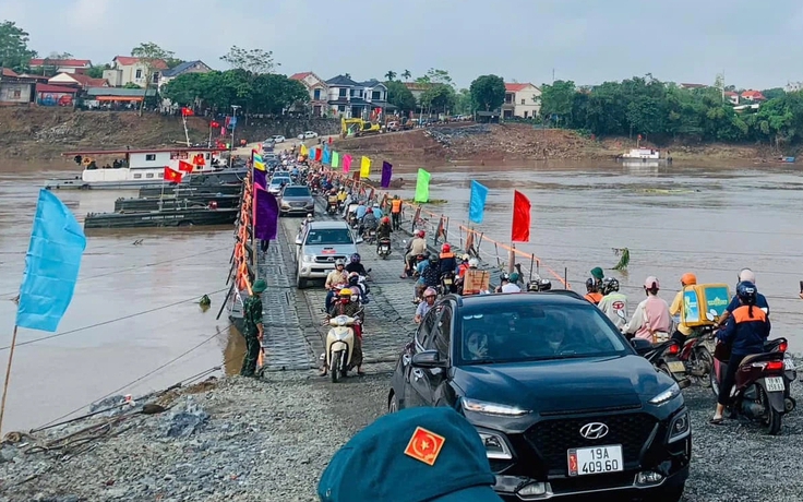 Lũ sông Hồng dâng cao, tạm thời cắt cầu phao Phong Châu