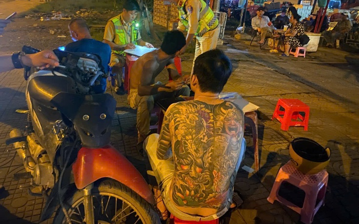CSGT TP.HCM tổng kiểm tra tài xế qua trạm thu phí An Sương
