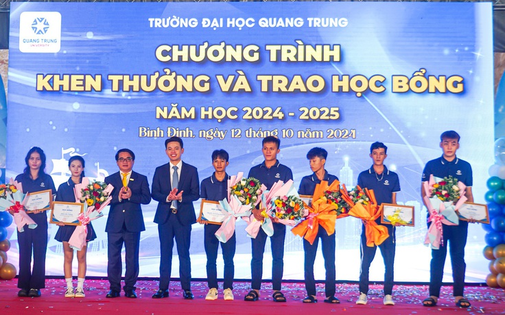 Khen thưởng, trao học bổng cho sinh viên có hoàn cảnh khó khăn