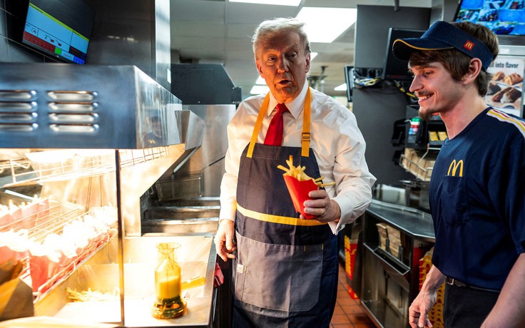 Xem ông Trump chiên khoai tây, giao phần ăn ở McDonald's