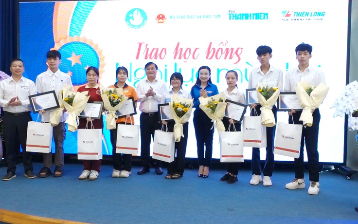 Báo Thanh Niên trao 14 suất học bổng ‘Nghị lực mùa thi’ trị giá gần 4 tỉ đồng cho sinh viên hoàn cảnh khó khăn