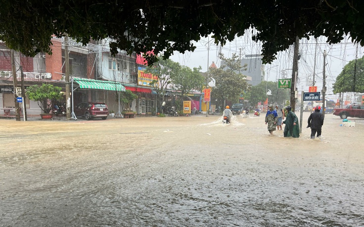 Quảng Bình: Mưa xối xả, lũ trên nhiều sông lớn đã vượt báo động, nguy cơ ngập lụt