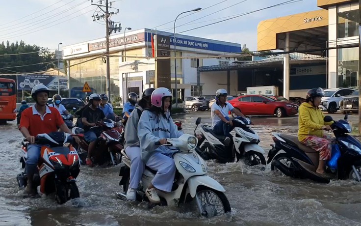 Triều cường dâng cao, người dân Cần Thơ chật vật di chuyển trên 'biển nước'