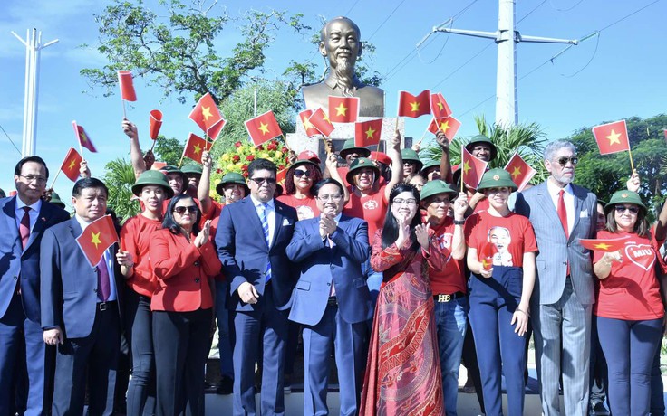 'Như có Bác Hồ trong ngày vui đại thắng' vang lên bên tượng đài Bác giữa thủ đô Santo Domingo