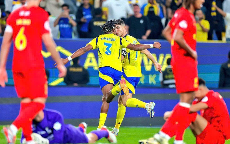 Ronaldo ghi bàn, Al Nassr vẫn thua ngược đội vừa lên hạng: Đứt luôn mạch bất bại!